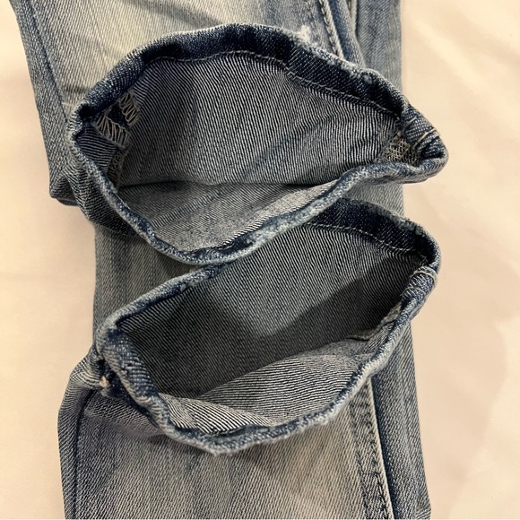 Almost Famous Denim Distressed Skinny Jeans Size 0 EUC - Picture 10 of 13
